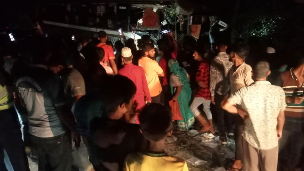 গোপালগঞ্জে বাস-ট্রাক সংঘর্ষে নিহত ২, আহত ২০: মহাসড়কে দীর্ঘ যানজট