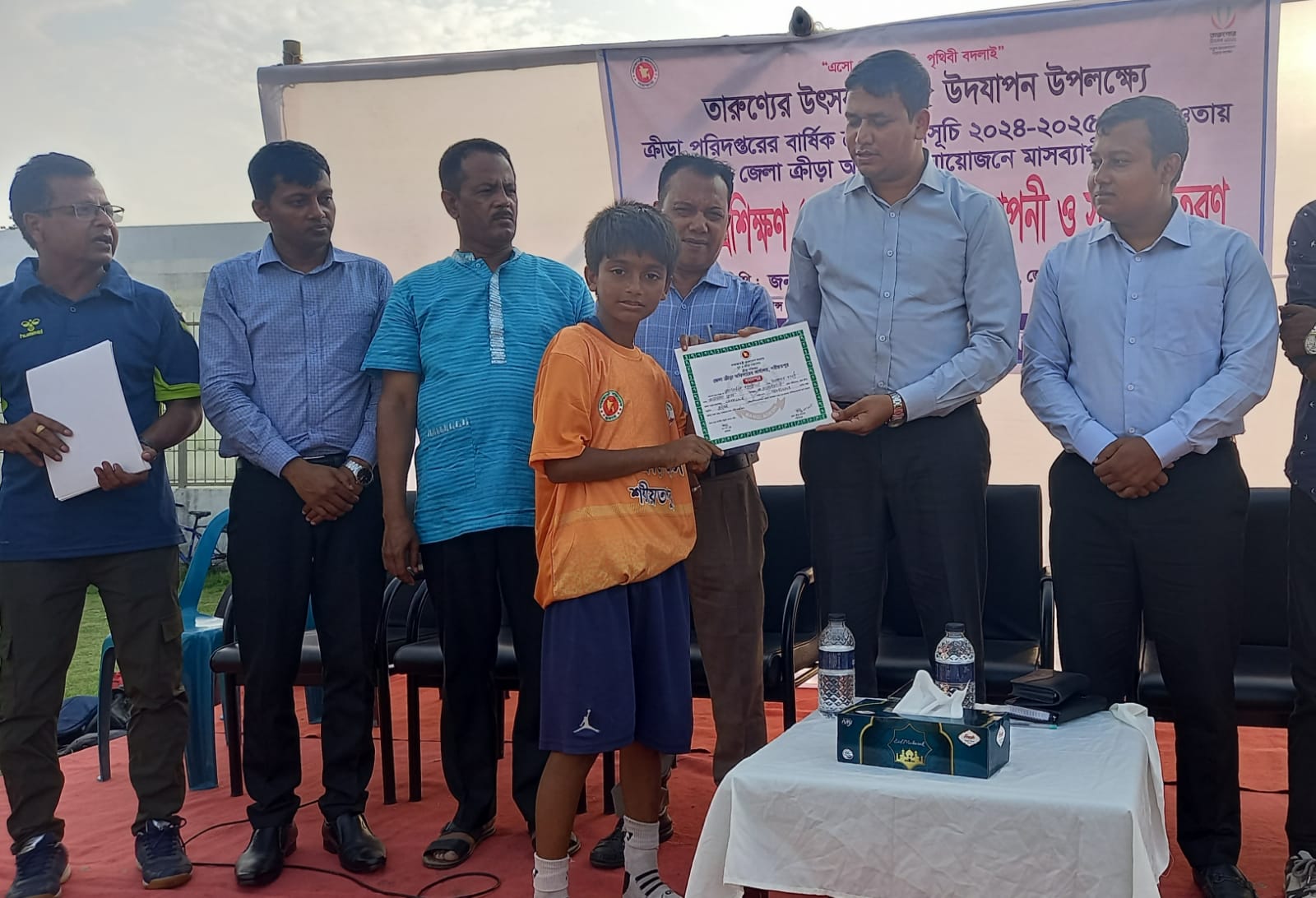 শরীয়তপুরে মাসব্যাপী ফুটবল প্রশিক্ষণ (অনূর্ধ্ব-১৫) এর সমাপনী অনুষ্ঠানে সনদ বিতরণ