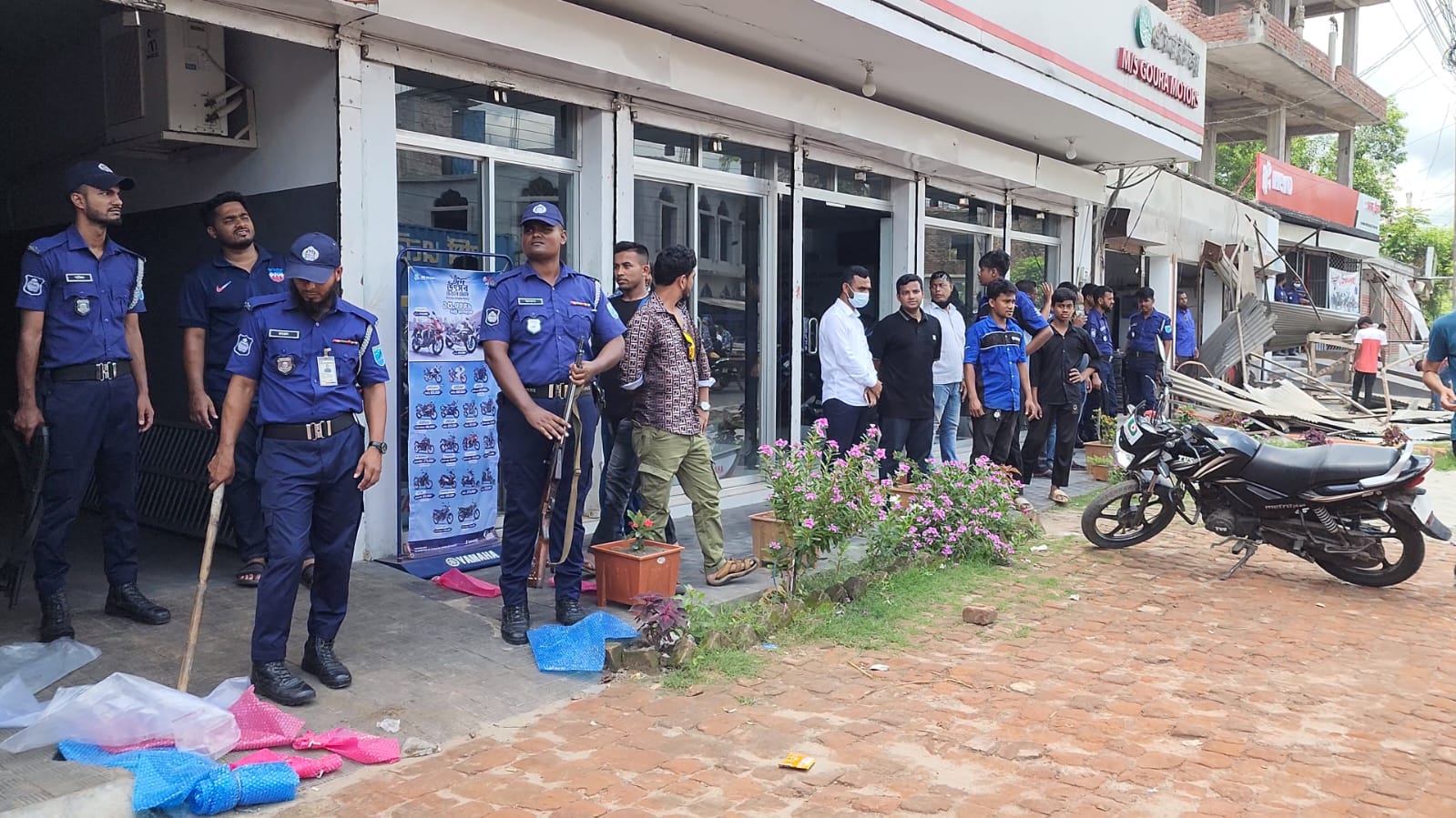 শরীয়তপুর সড়কের জমিতে অবৈধ স্থাপনা উচ্ছেদ অভিযান