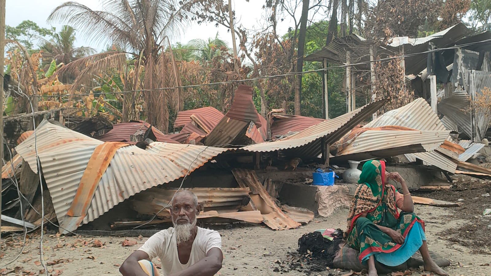 শরীয়তপুরে হত্যার জের, প্রতিশোধের আগুনে ভস্মীভূত ১০ বসতঘর!
