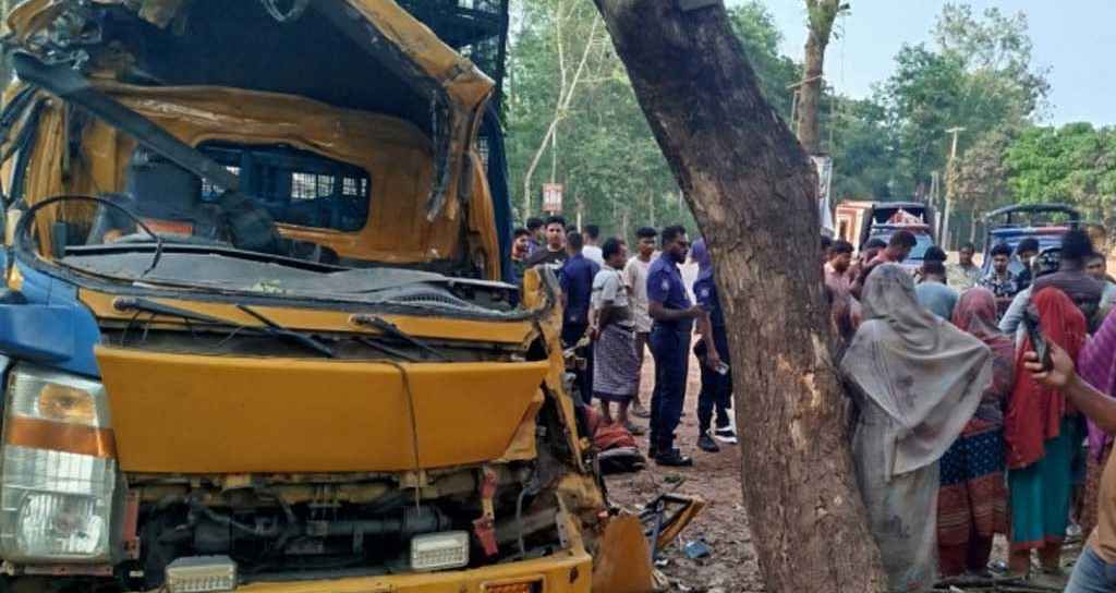 গোপালগঞ্জে পিকআপভ্যানের নিয়ন্ত্রণ হারিয়ে গাছে ধাক্কা, নিহত ৩
