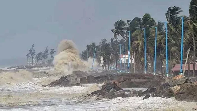 গভীর নিম্নচাপ উপকূল অতিক্রম করছে, জলোচ্ছ্বাসের আশঙ্কা