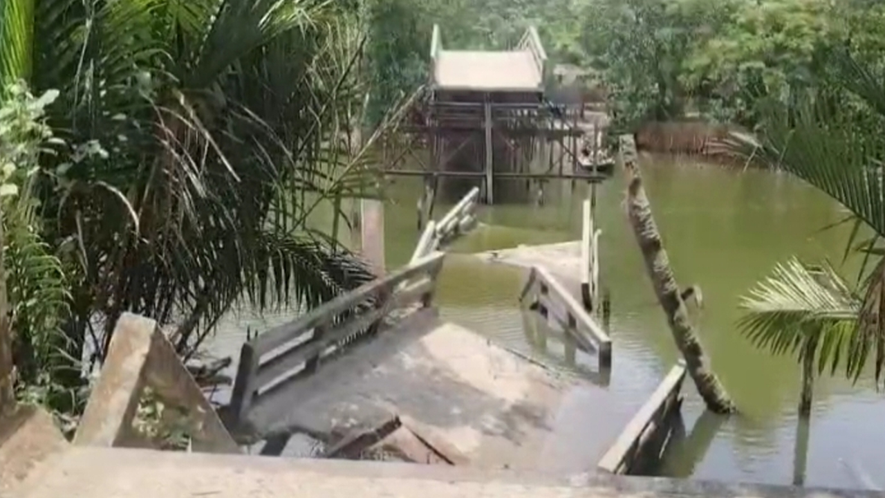 পটুয়াখালীতে সেতু ভেঙে খালে, দুর্ভোগে ১৫ গ্রামের মানুষ
