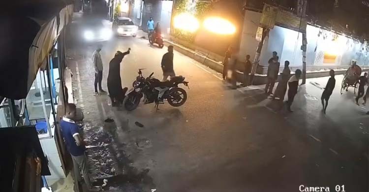 রাজধানীর সেন্ট্রাল রোডে প্রকাশ্যে কুপিয়ে জখম, ভিডিও ভাইরাল