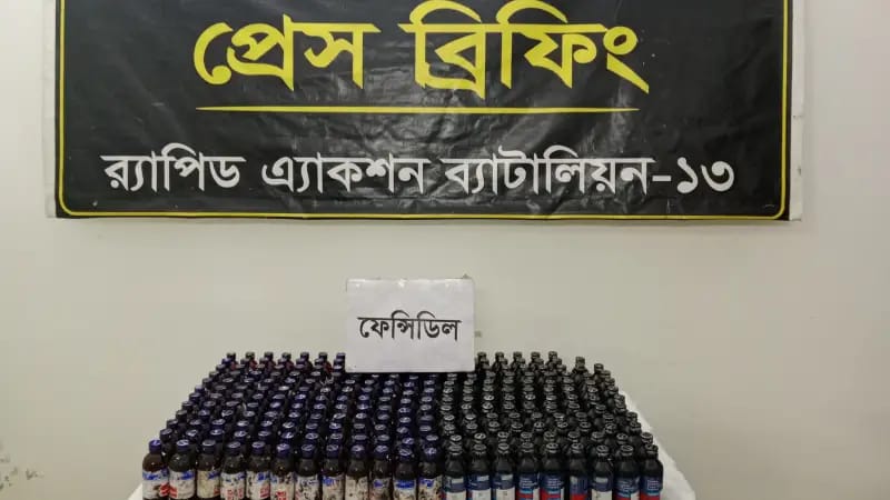 অটোরিকশার ব্যাটারির নিচে মিলল ফেনসিডিল