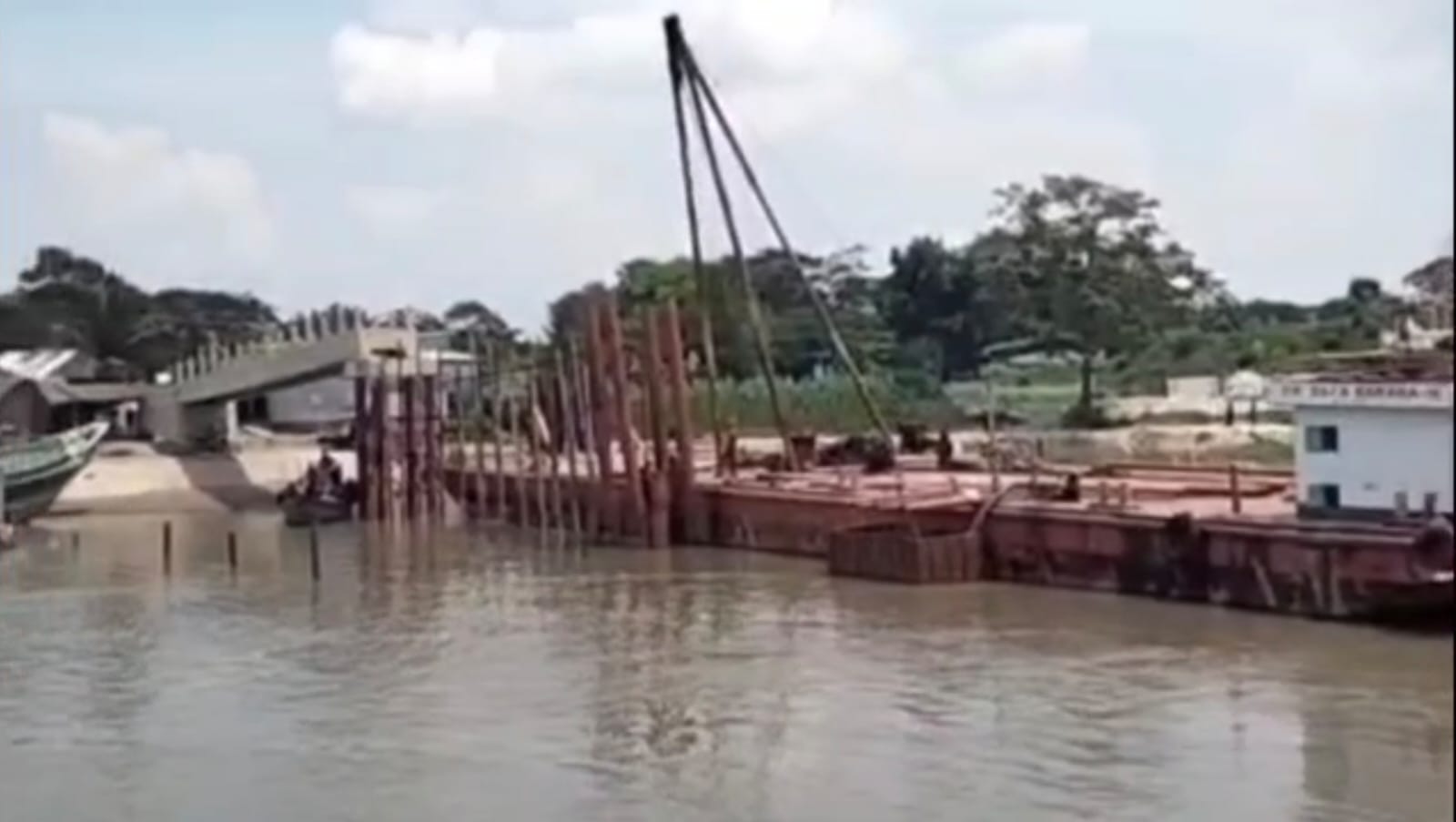 শরীয়তপুরে বাল্কহেডের ধাক্কায় ব্রীজ ভেঙ্গে নদীতে। আল্লাহর রহমতে অল্পের জন্য বেচে গেল অগনিত মানুষের জীবন।