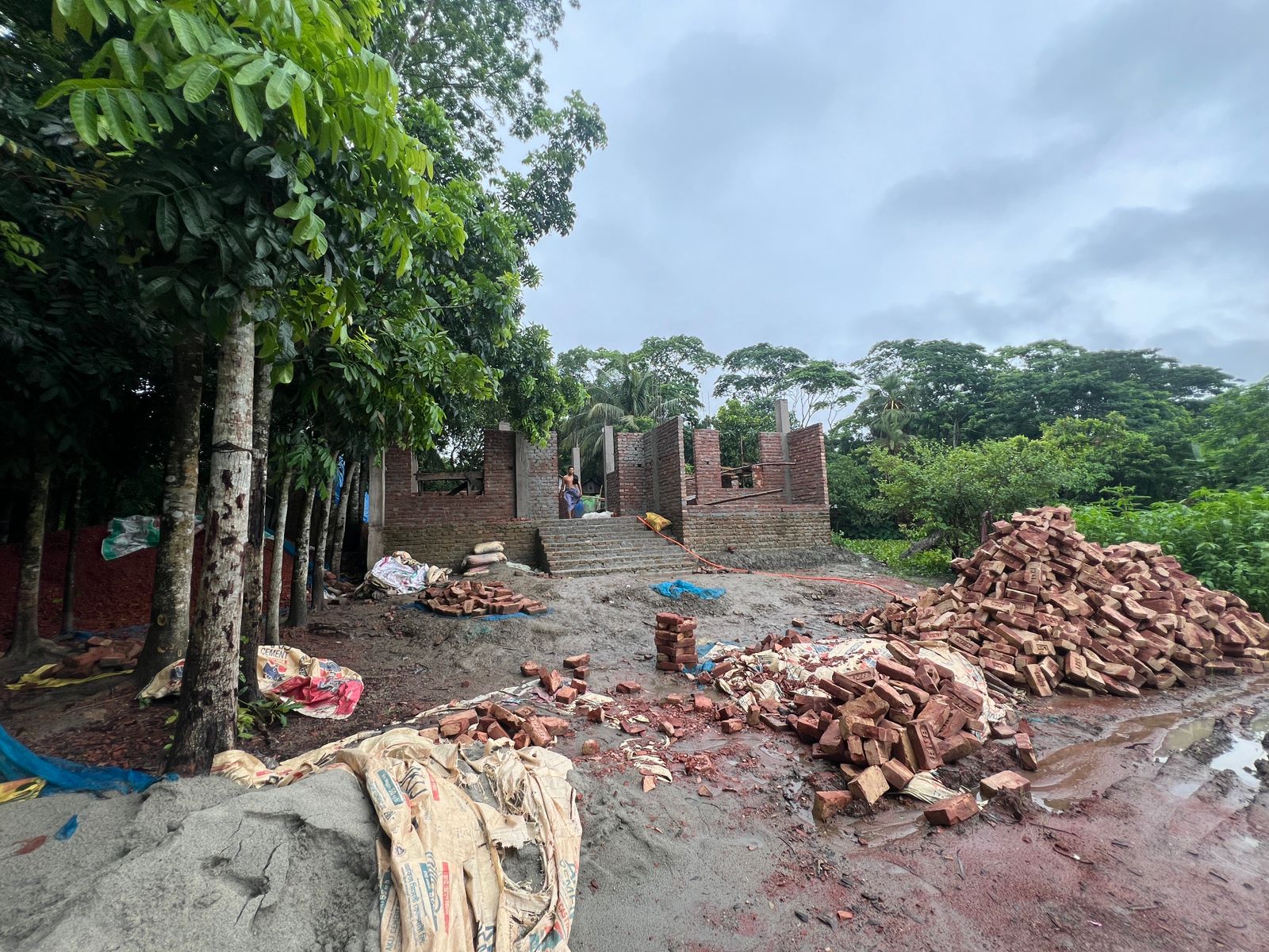 ভেদরগঞ্জ আদালতের নিষেধাজ্ঞা অমান্য করে স্থাপনা নির্মাণ