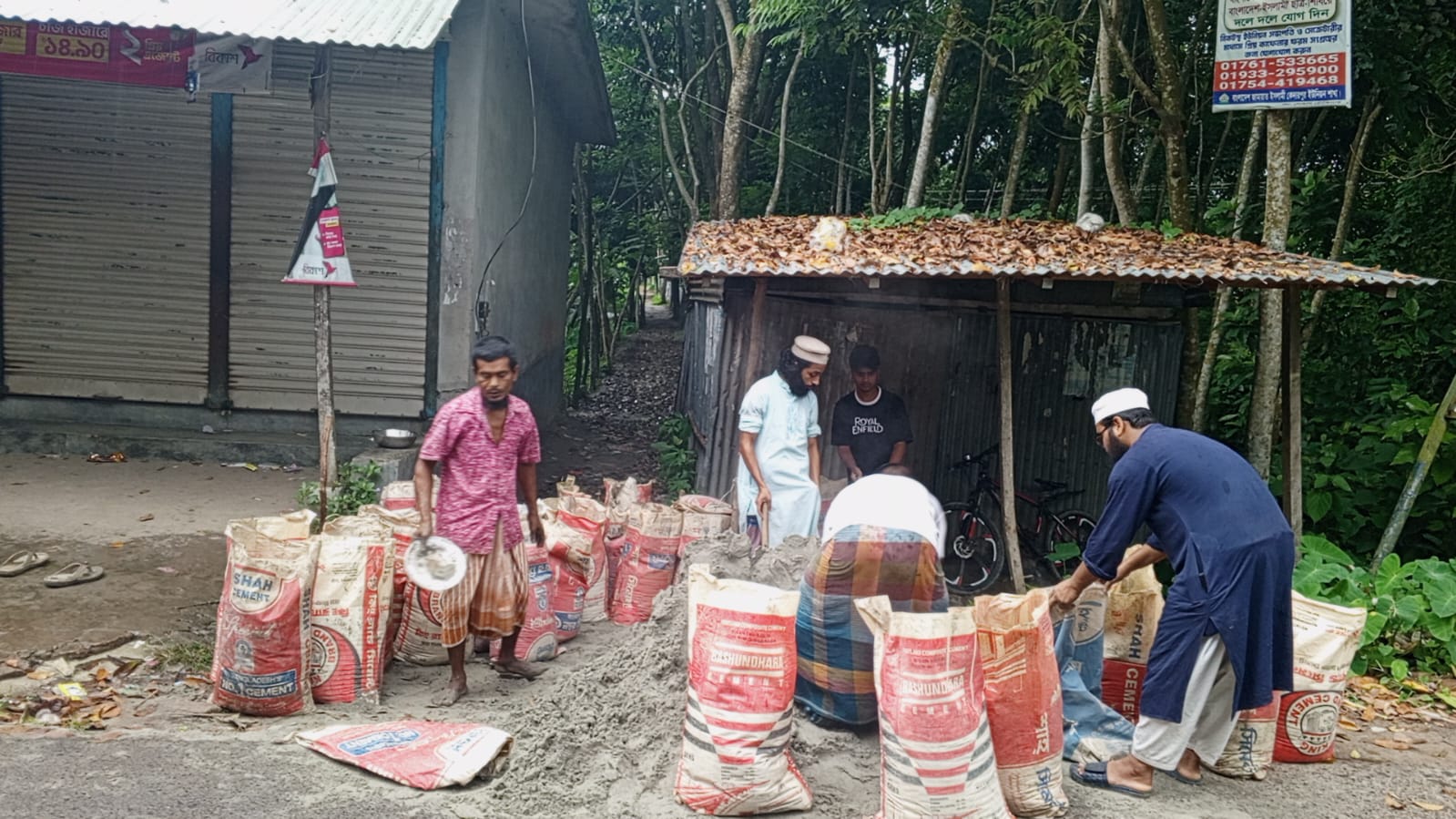 নড়িয়ায় রাস্তা মেরামতে ইসলামী যুব আন্দোলনের কর্মীরা