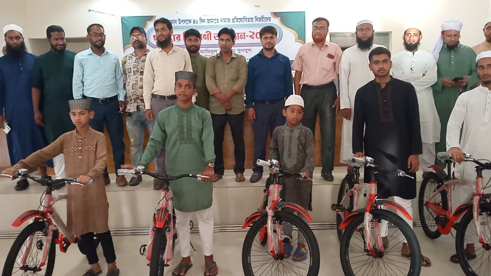 নড়িয়ায় ৪০ দিন নামাজ আদায় শতাধিক শিশু-কিশোর পেলা পুরস্কার