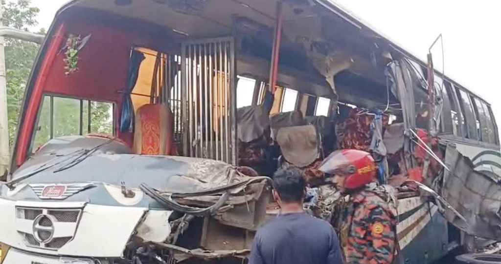 দিনাজপুরে বাস-ট্রাক সংঘর্ষে ৫ জন নিহত, আহত ১৫