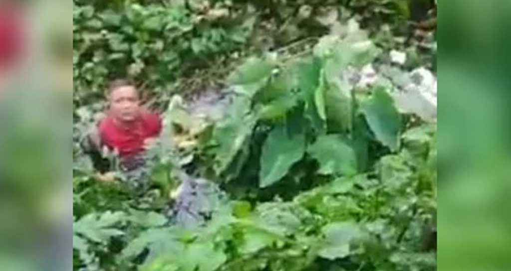 যশোরে ছাত্র-জনতার তাড়ায় ডোবায় ঝাঁপ সাবেক মেয়রের, বিস্ফোরক মামলায় গ্রেপ্তার