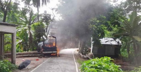 গোপালগঞ্জে এনসিপির পদযাত্রা ঘিরে সহিংসতা: পুলিশের গাড়িতে আগুন, অভিযুক্ত নিষিদ্ধ ছাত্রলীগ কর্মীরা
