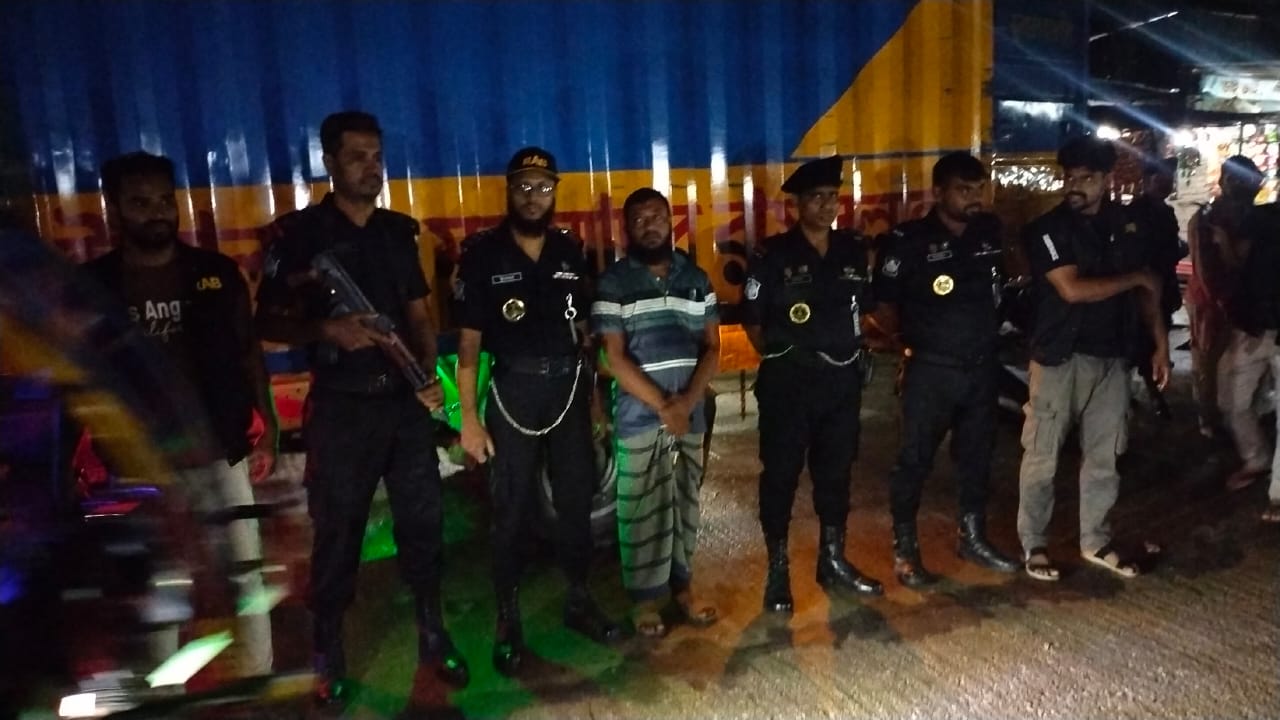 ভোলা কাভার্ড ভ্যানে ৩৭ ব‌্যা‌রেল চোরাই সয়া‌বিন তেল সহ ১জন আটক