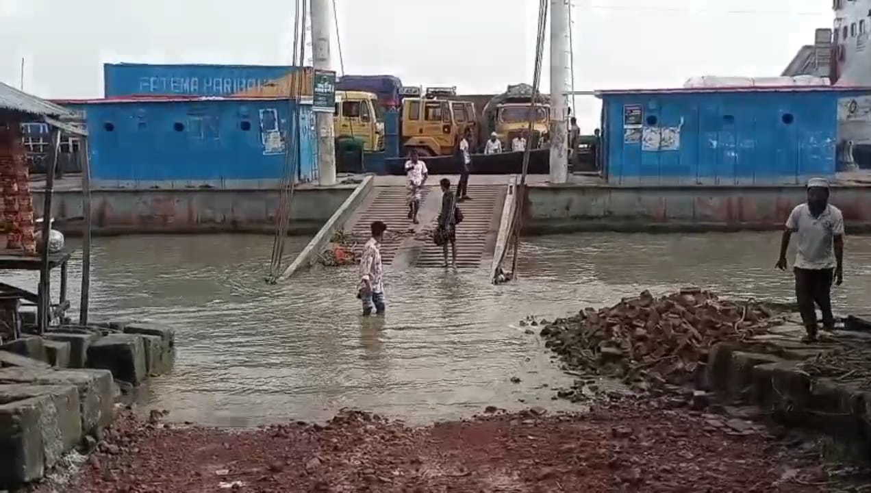 সমুদ্রে ৩ নম্বর সতর্ক সংকেত ভোলায় বৈরী আবহাওয়া বৃষ্টি