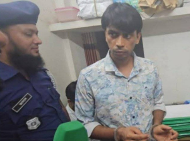 রোগীকে চিকিৎসা দেওয়া অবস্থা ভুয়া এমবিবিএস ডাক্তারকে আটক
