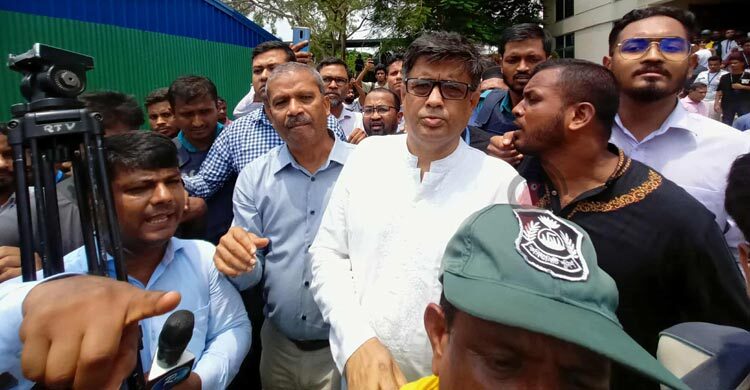 সরকারি আশ্বাস প্রত্যাখ্যান শিক্ষার্থীদের, মাইলস্টোনে অবরুদ্ধ দুই উপদেষ্টা