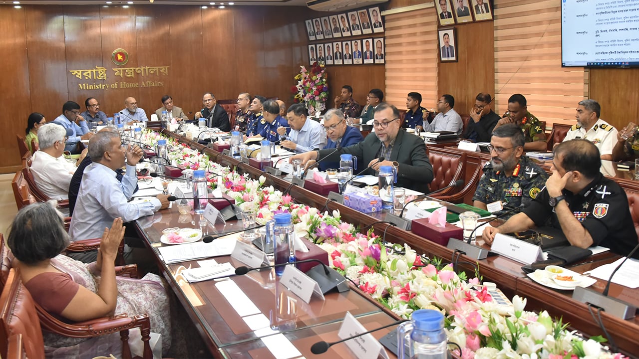 দেশব্যাপী চিরুনি অভিযান শুরু: আইনশৃঙ্খলা রক্ষায় সরকারের কড়া বার্তা