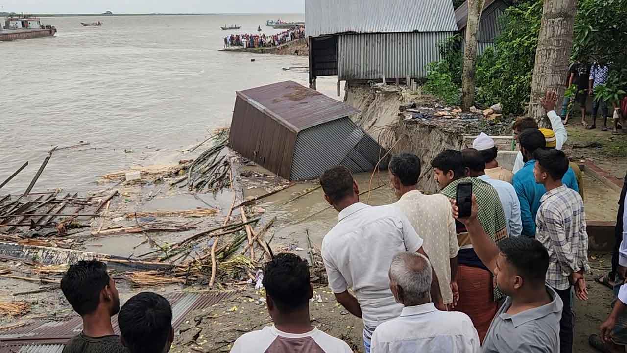 জাজিরায় পদ্মা সেতু প্রকল্পের রক্ষা বাঁধে আকস্মিক ভাঙন, বসতবাড়িসহ ১০টি স্থাপনা নদীগর্ভে