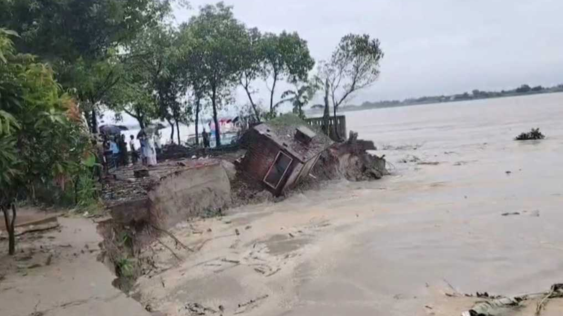 শরীয়তপুরে পদ্মার ভয়াবহ ভাঙন: শতাধিক পরিবার গৃহহীন, ৬ শতাধিক স্থাপনা হুমকিতে