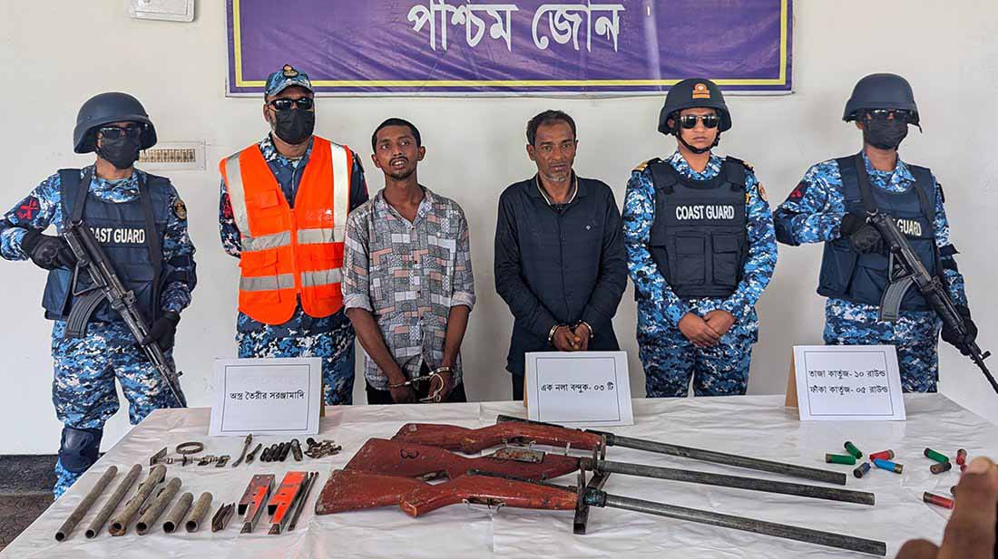 সুন্দরবনে কোস্টগার্ডের অভিযানে বনদস্যু আসাবুর বাহিনীর দুই সহযোগী আটক, অস্ত্র ও গুলি উদ্ধার