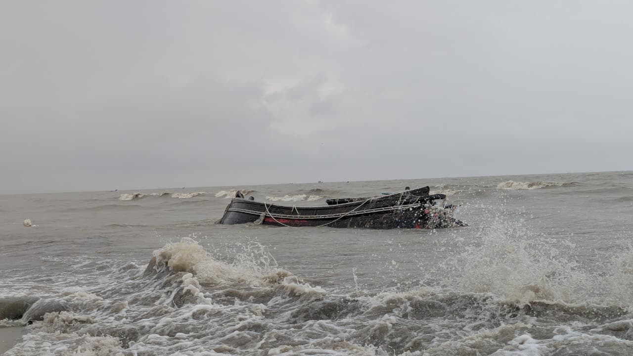ট্রলার ও মরদেহ ভাসতে দেখে স্থানীয়রা নৌ-পুলিশ ফাঁড়িতে খবর || ডুবে যাওয়া ট্রলারসহ ভেসে এসেছে জেলের লাশ