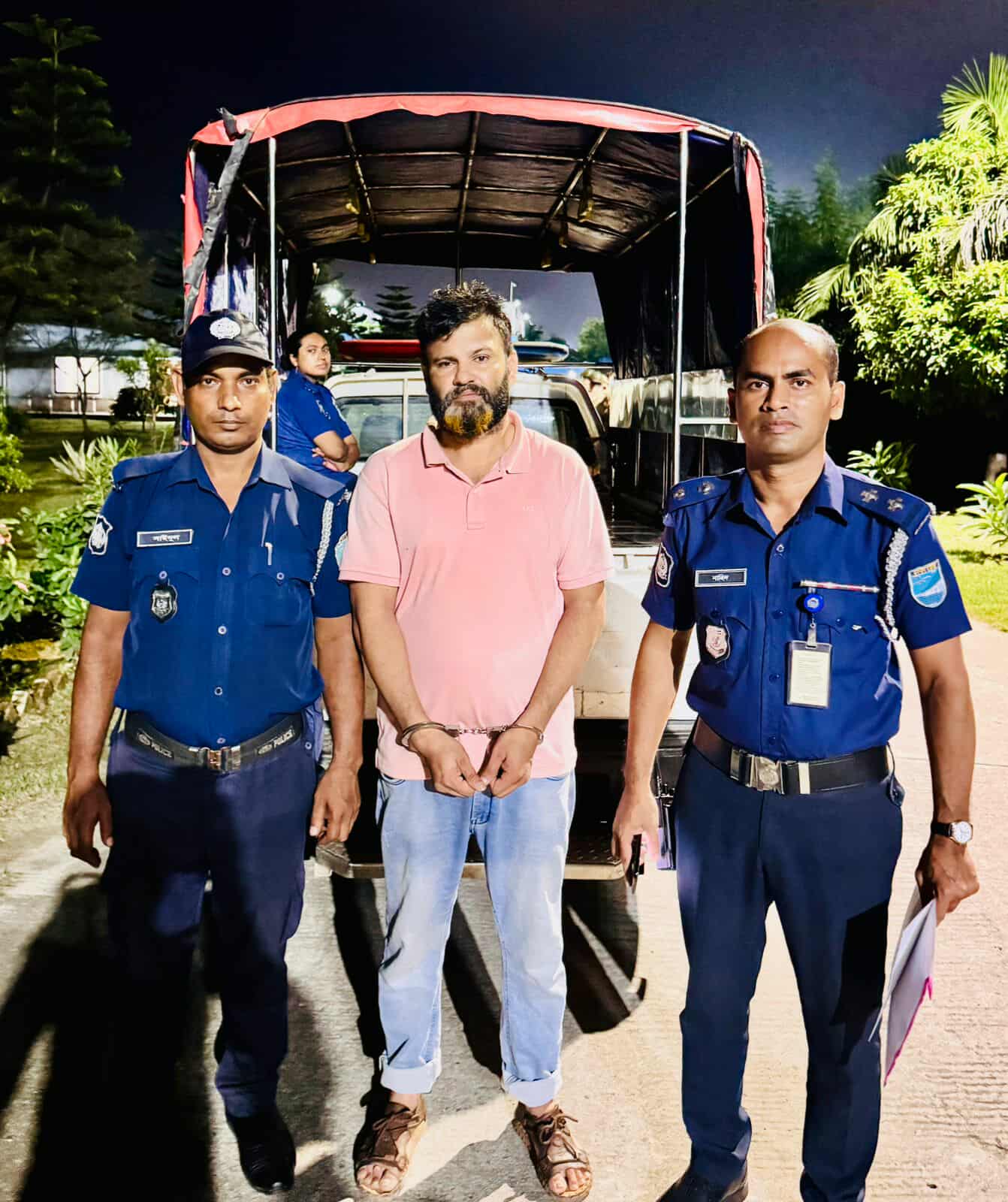 যৌথবাহিনীর অভিযানে সাজাপ্রাপ্ত ওয়ারেন্টভুক্ত আসামি গ্রেফতার