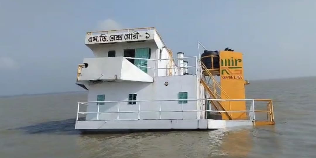 মেঘনা নদীতে জাহাজের ধাক্কায় সিরামিক কোম্পানির ১৮শ’ টন কাঁচামালবাহী কোস্টার জাহাজ ডুবি, ১৩ জন স্টাফ উদ্ধার