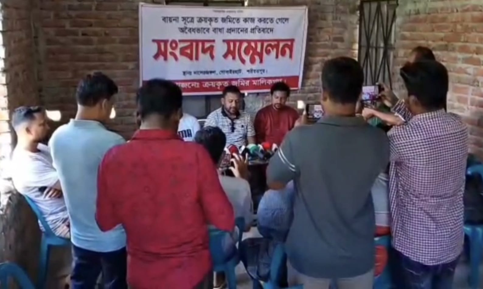 গোসাইরহাট জমিতে কাজে বাধা দেওয়ায় সংবাদ সম্মেলন করেছে ব্যবসায়ী