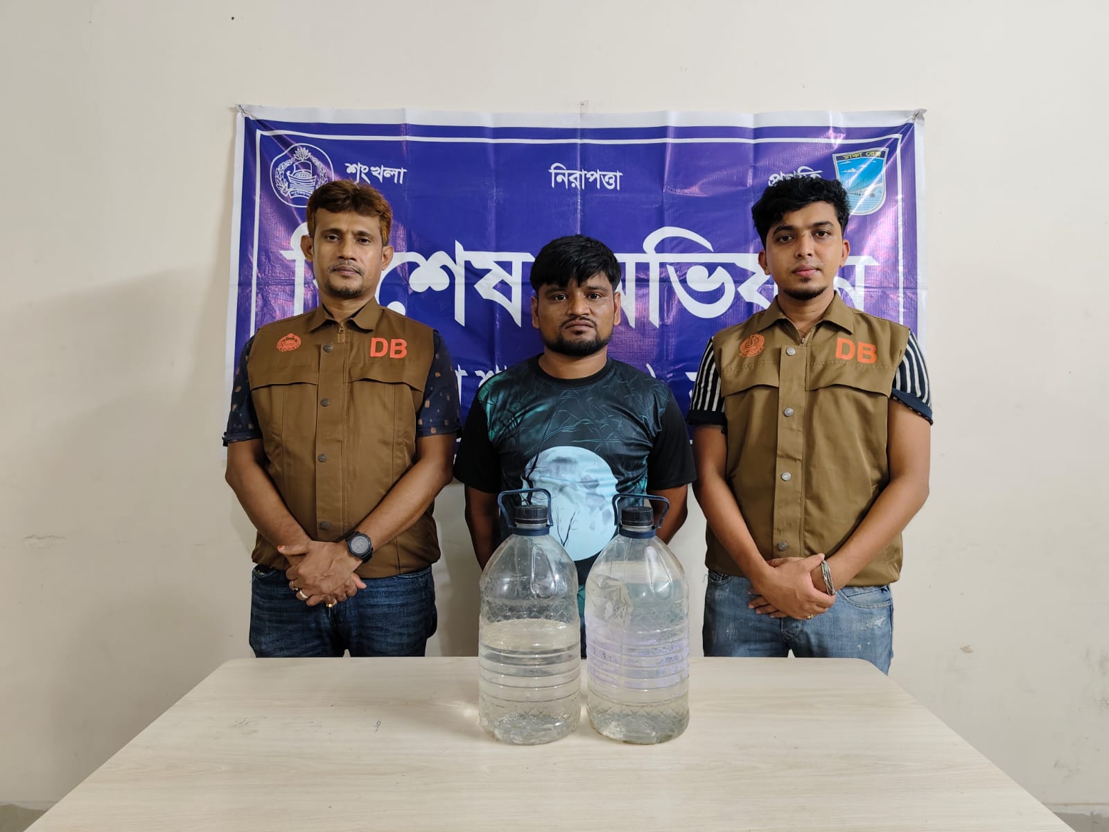 ১০ লিটার চোলাই মদসহ মাদক কারবারি আটক