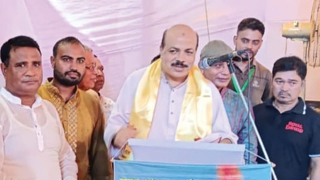 সীতাকুণ্ডে কঠিন চীবর দান উৎসবে আসলাম চৌধুরী: “ধর্মীয় অনুশাসন মেনে চললে অন্যের ক্ষতি করা সম্ভব নয়”