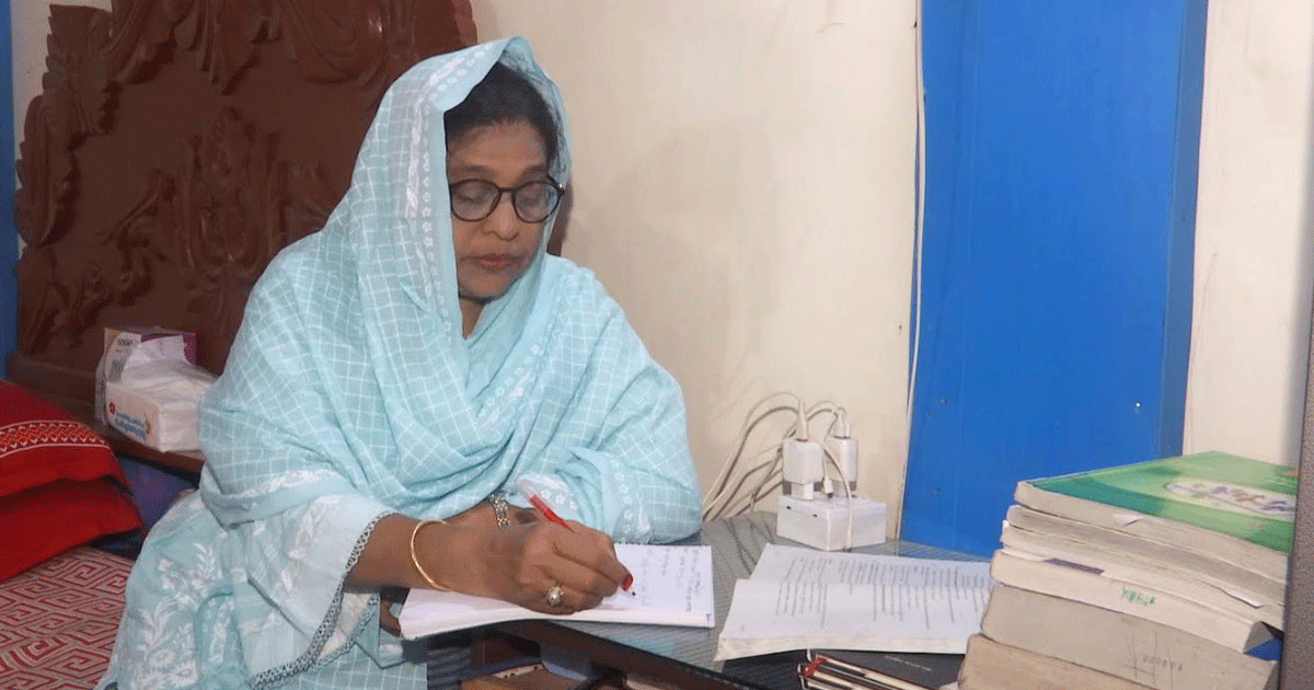 ৫৬ বছর বয়সে এইচএসসি পাস করলেন খুলনার শাম্মী আক্তার, জীবনের দ্বিতীয় অধ্যায়ে অনুপ্রেরণার গল্প