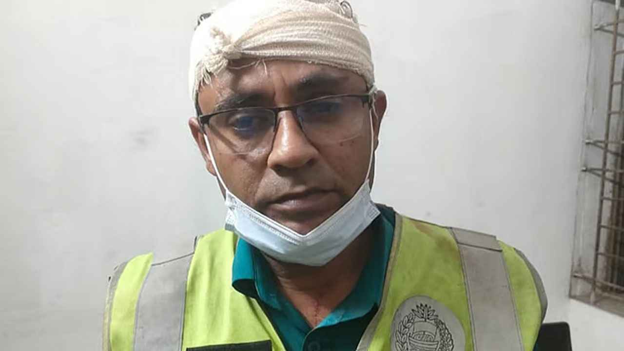 টঙ্গীতে প্রধান সড়কে উঠতে বাধা দেওয়ায় ট্রাফিক পুলিশের মাথায় আঘাত, অটোরিকশা চালক আটক