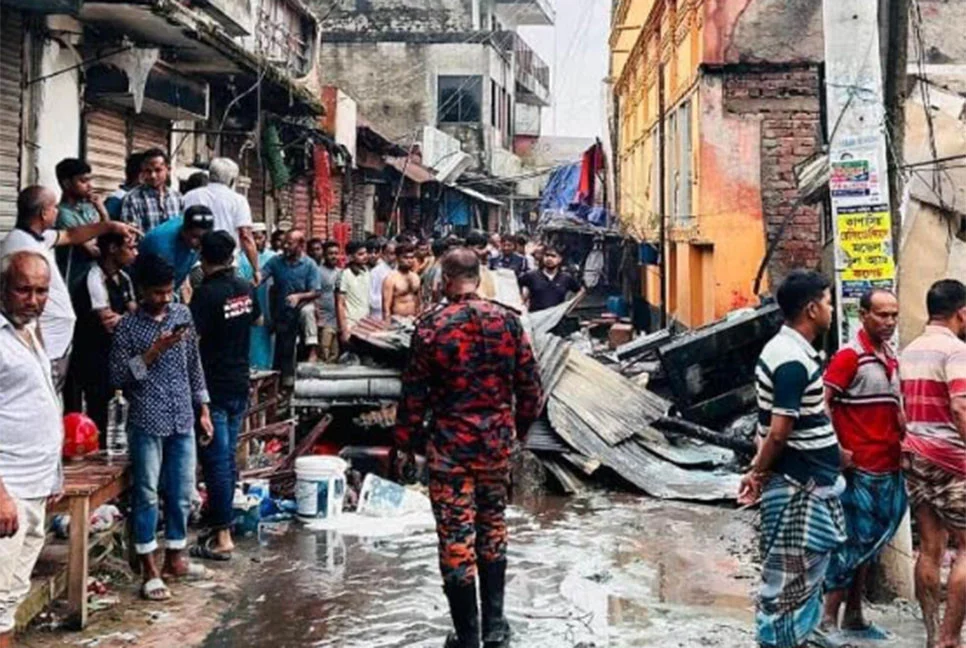 গাজীপুরের কাপাসিয়া বাজারে অগ্নিকাণ্ডে পাঁচ দোকান পুড়ে ছাই, শতাধিক পাখি মারা গেছে