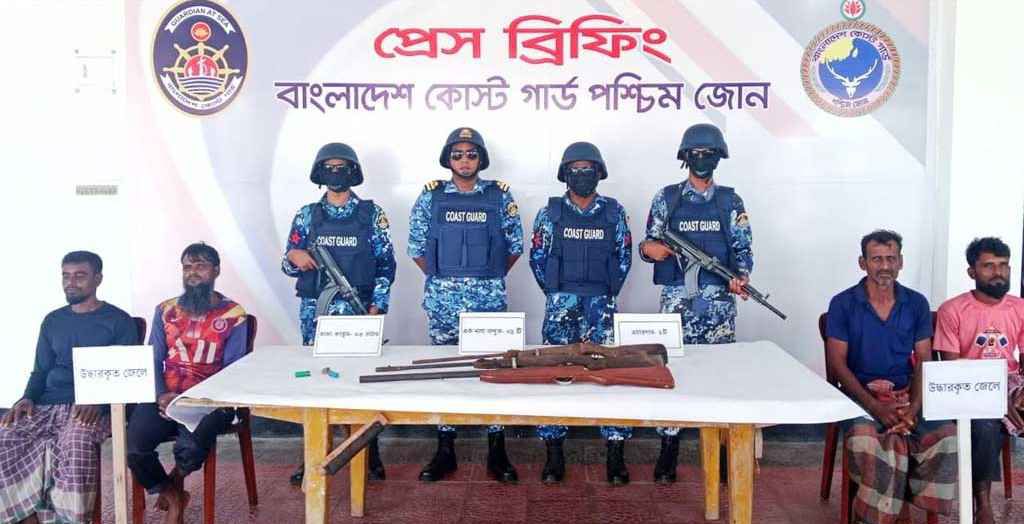 সুন্দরবনে কোস্টগার্ডের অভিযানে জাহাঙ্গীর বাহিনীর আস্তানা থেকে অস্ত্র উদ্ধার, মুক্ত ৪ জেলে