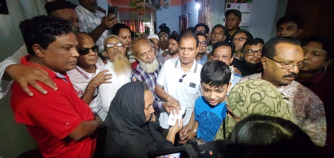 সন্ত্রাসীদের হামলায় বগুড়ায় নিহত যুবদল নেতা রাহুল সরকারের পরিবারের পাশে তারেক রহমান