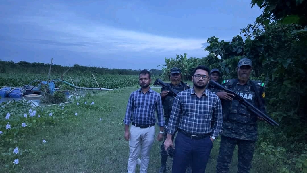 ভেদরগঞ্জে নদী থেকে অবৈধভাবে বালু উত্তোলন করায় ড্রেজার জব্দ