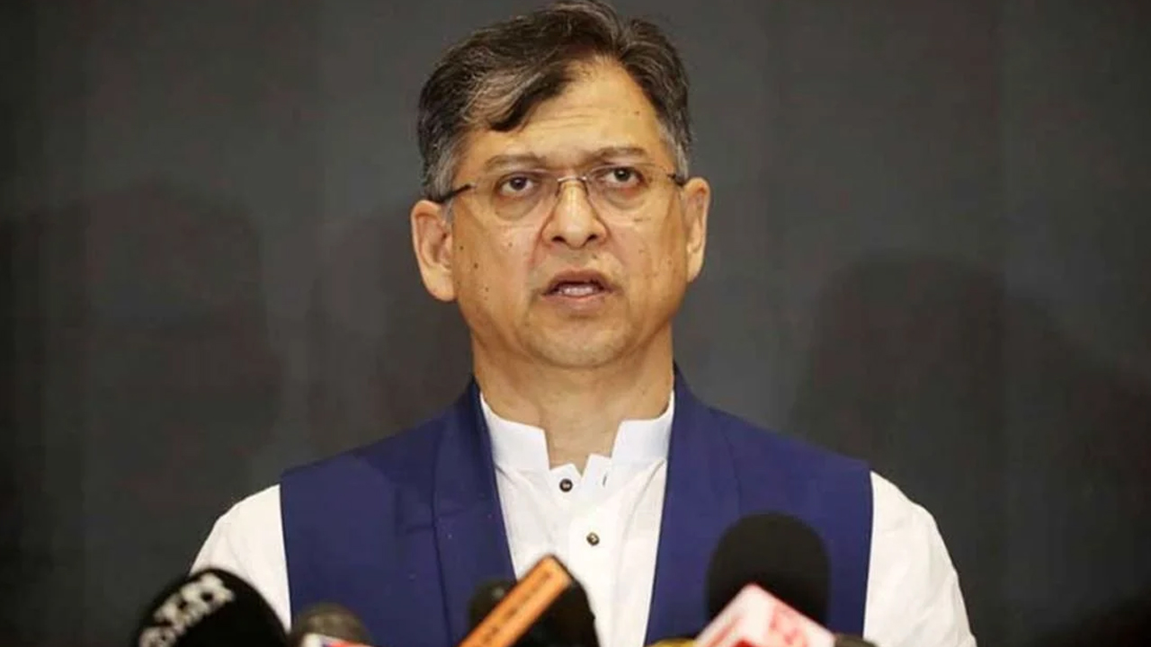 গুলশানে সাংবাদিকদের সঙ্গে আলাপে সালাউদ্দিন আহমদ: নির্বাহী আদেশে দল নিষিদ্ধ নয়, বিচারিক প্রক্রিয়ায় সিদ্ধান্ত চায় বিএনপি