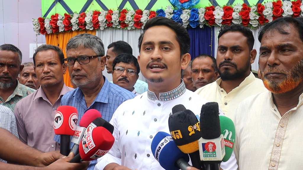 পঞ্চগড়ে পূজামণ্ডপ পরিদর্শনে এনসিপি নেতা সারজিস: আওয়ামী লীগকে আইনগতভাবে নিষিদ্ধ করা ছাড়া বিকল্প নেই