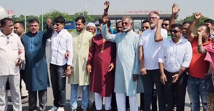 শরীয়তপুরকে ঢাকা বিভাগে রাখার দাবিতে পদ্মা সেতুর টোল প্লাজায় আধা ঘণ্টা অবরোধ
