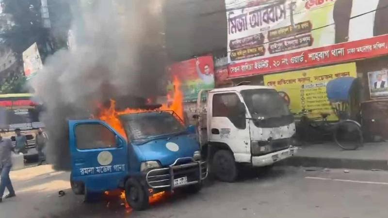 রমনা থানার সামনে পুলিশের গাড়িতে হঠাৎ আগুন, ব্যাটারি সংযোগ ত্রুটিতে অগ্নিকাণ্ড