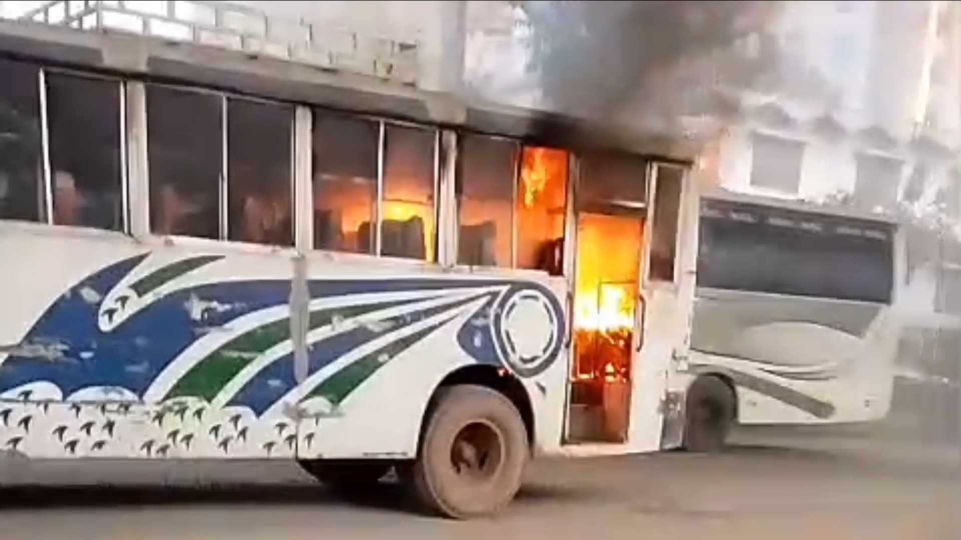 আশুলিয়ায় শ্রমিক বহনকারী চলন্ত বাসে আগুন, অল্পের জন্য রক্ষা পেল বহু প্রাণ
