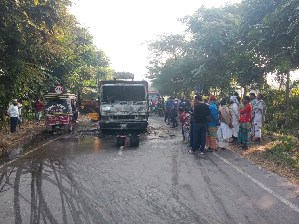শরীয়তপুর পদ্মা সেতুর সামনে এক্সপ্রেসওয়ে অবরোধ, ট্রাকে আগুন | যানবাহন চলাচল বন্ধ