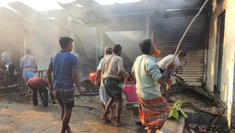 শরীয়তপুরের ভেদরগঞ্জে বৈদ্যুতিক শর্টসার্কিটে ভয়াবহ অগ্নিকাণ্ড, সাত দোকান ভস্মীভূত হয়ে ক্ষতি প্রায় ৫০ লাখ টাকা