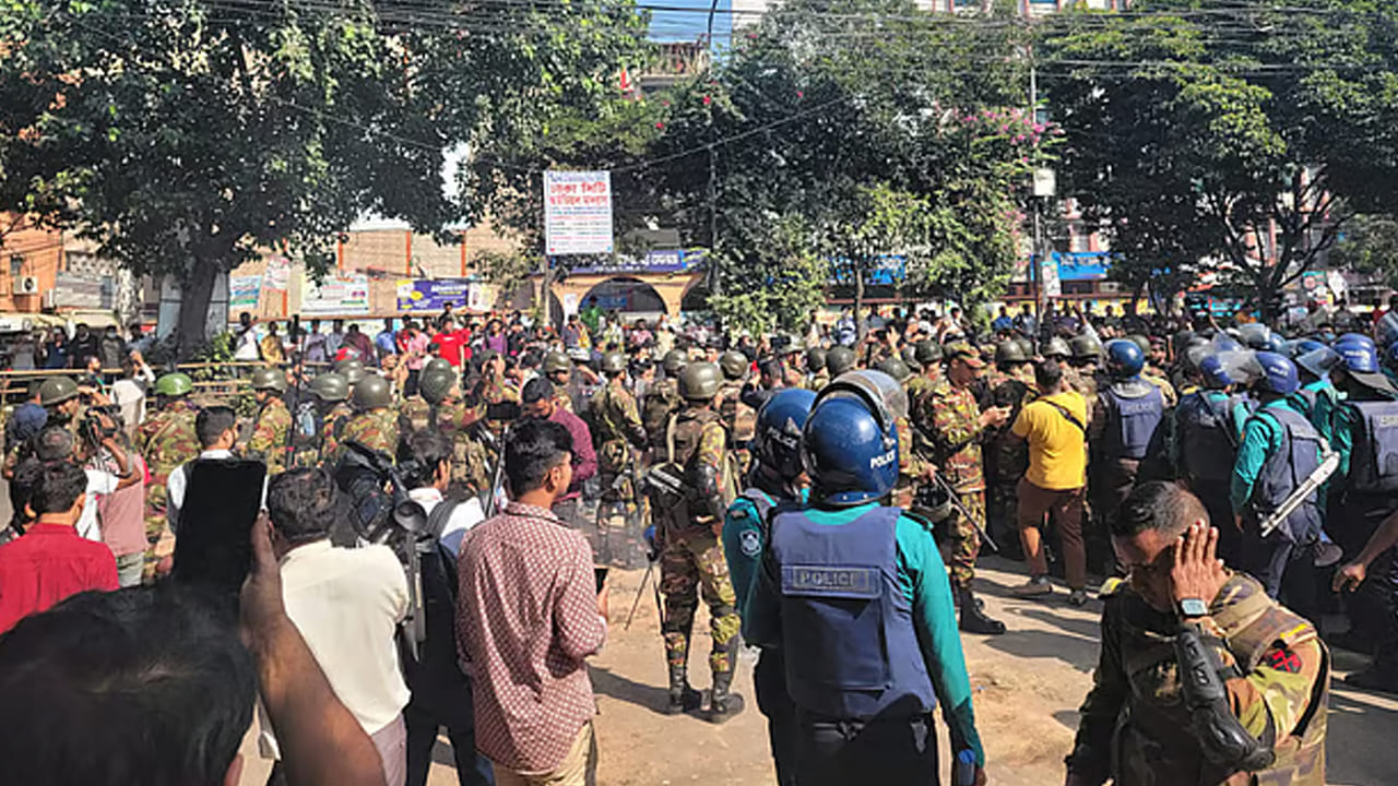 ধানমন্ডি ৩২-এ এক্সক্যাভেটর ঢোকানোর চেষ্টা, পুলিশ-সেনার বাধা ও সাউন্ড গ্রেনেডে উত্তেজনা নিয়ন্ত্রণ