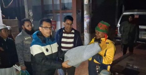 ডামুড্যায় রাতে ঘুরে ঘুরে শীতার্তদের কম্বল দিলেন ইউএনও