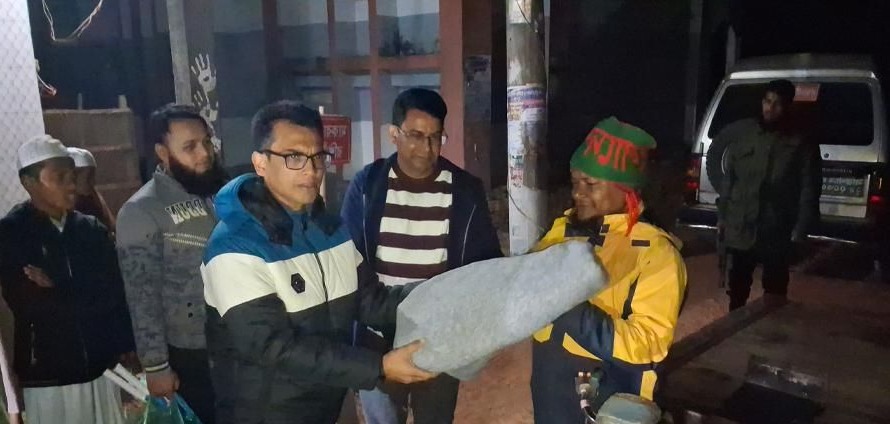 ডামুড্যায় রাতে ঘুরে ঘুরে শীতার্তদের কম্বল দিলেন ইউএনও