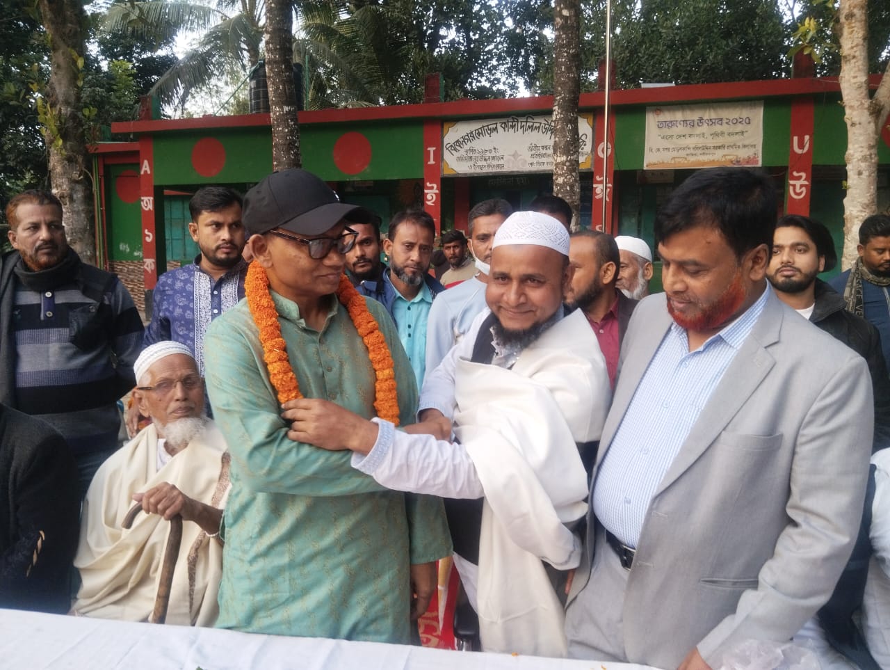 আওয়ামী লীগ ছেড়ে বিএনপিতে যোগ দিলেন বিকেনগর ইউনিয়নের সাবেক চেয়ারম্যান মজিবর মাদবর