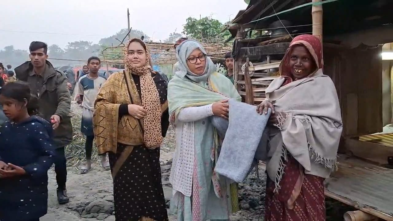 ছুটির দিনেও শীতার্তদের পাশে দাঁড়ালেন শরীয়তপুরের জেলা প্রশাসক
