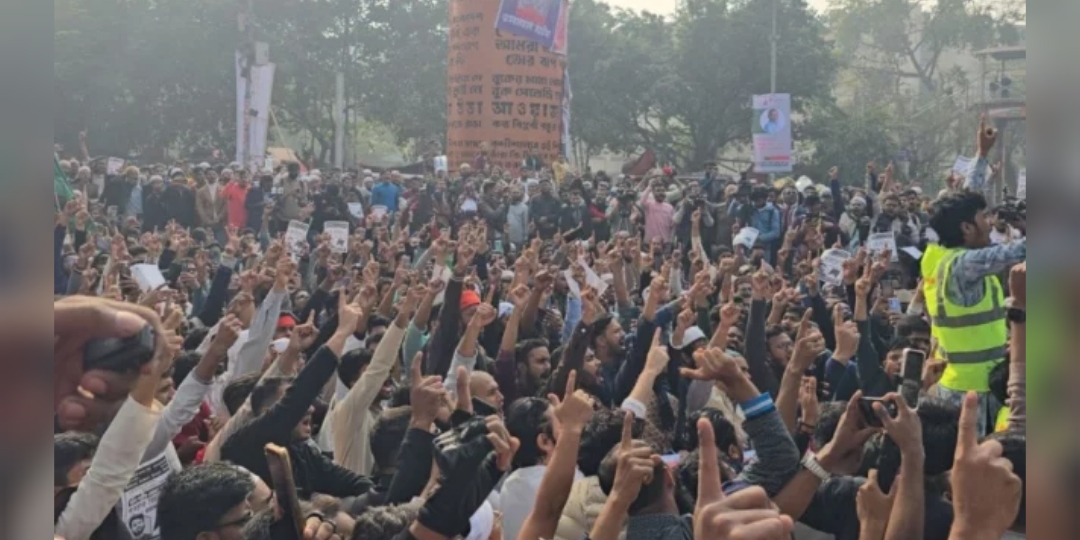 হাদি হত্যার বিচার দাবিতে শাহবাগ মোড়ে ছাত্র-জনতার অবরোধ