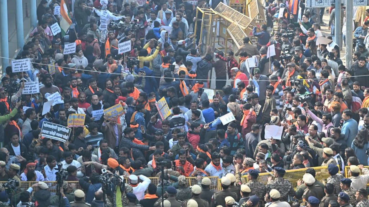 দিল্লিতে বাংলাদেশ হাইকমিশন ঘেরাওয়ের চেষ্টা: ব্যারিকেড ভেঙে উত্তেজনার সৃষ্টি